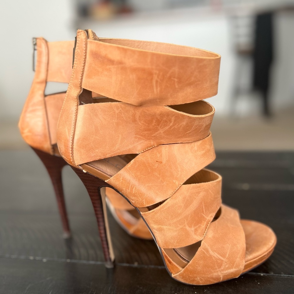 Aldo size 40 as in size 9.5 USA